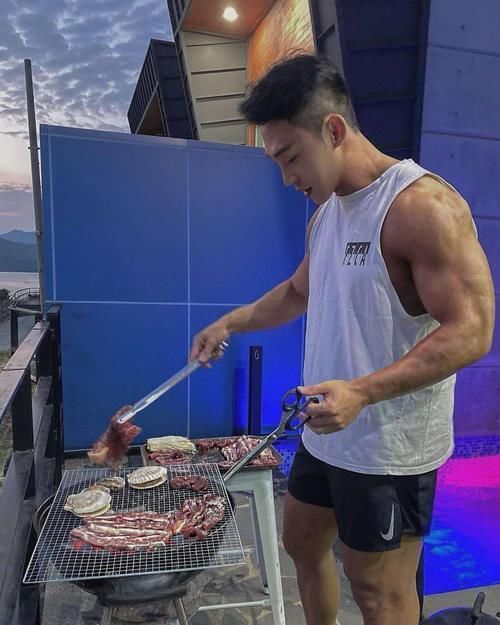 肌肉型男|胸肌＋八块腹肌＋麒麟臂，90后肌肉型男好精壮，给人真有安全感