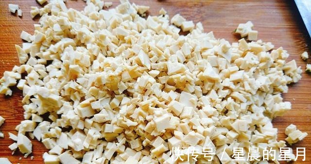 芹菜|夏天吃这馅的饺子,又鲜又嫩,满嘴留香,比韭菜茴香都好吃!