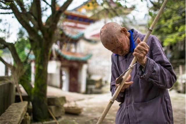 佛子|天生佛子因菩萨托梦,凭一己之力自建庙宇,身上的百衲衣从未换过
