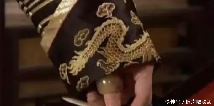 亮明|男子自称有乾隆的扳指,专家鉴定后让他上交,亮明身份后专家噎住!