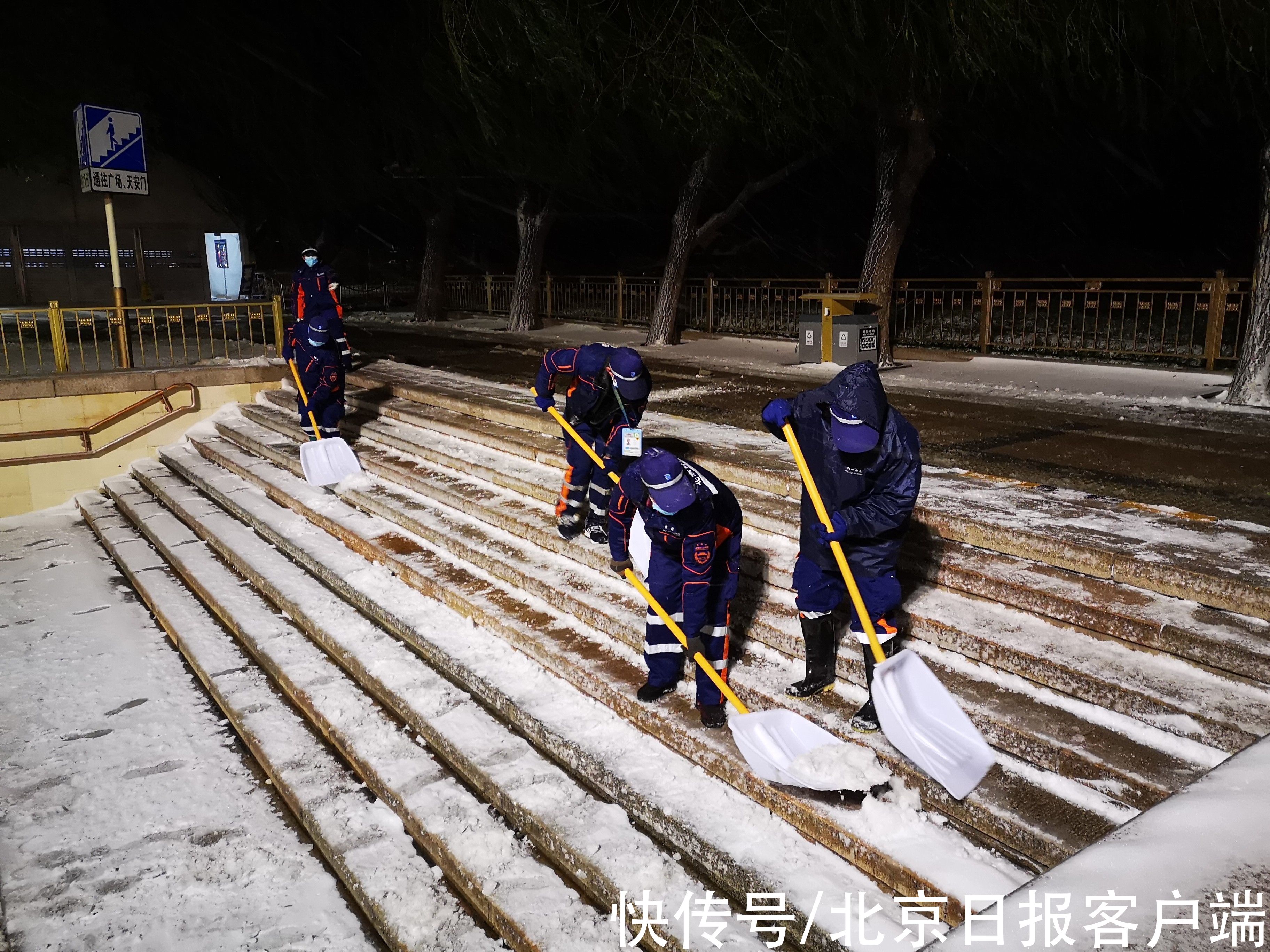 环卫|风雪中国旗准时升起！环卫工提前3小时清扫升旗路