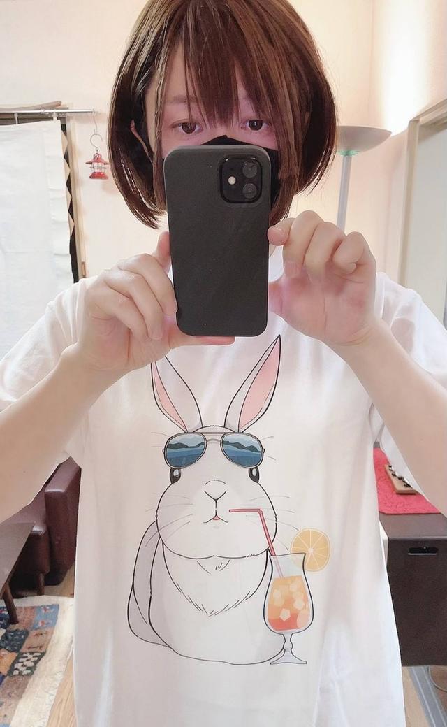 美腿|美女漫画家是伪娘!晒美腿卖自绘T恤真实年龄吓到网友:是大叔啊