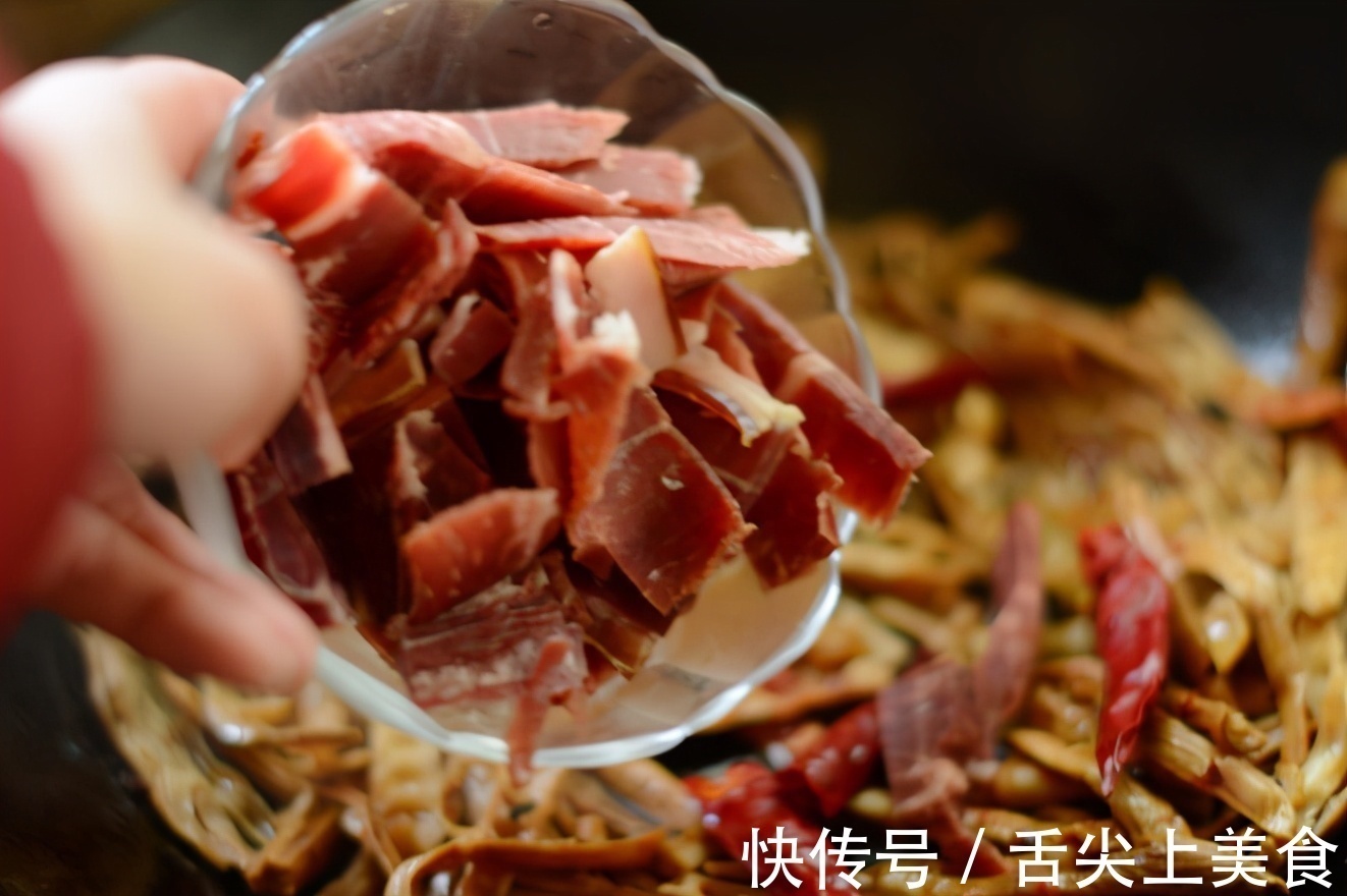 这东西不怕过期，超市30元一斤，现在抓紧多买点，吃到第二年