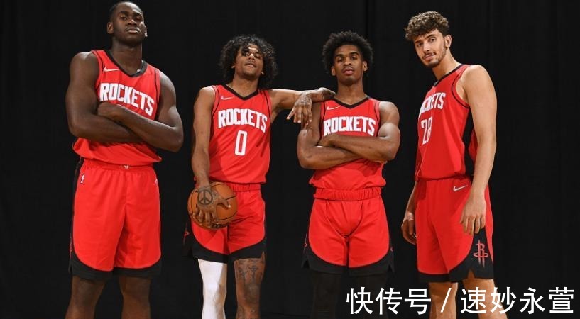 克里斯托弗|工作休闲两不误！杰伦格林火箭球场携爱犬训练，托福点赞：好狗狗
