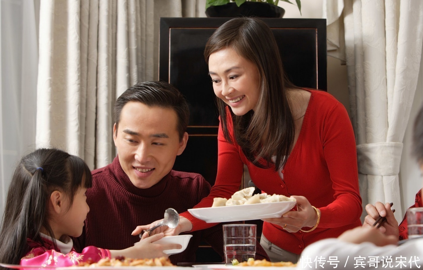 老人|5岁闺女被送到奶奶家,接娃时爸妈哭笑不得,网友:喜庆福娃