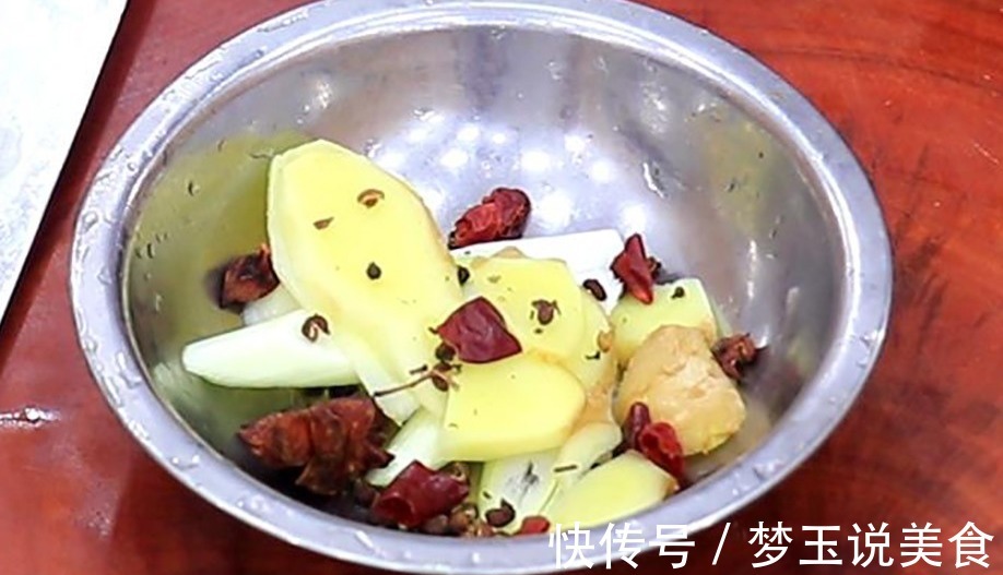 红烧狮子头的正确做法，调肉馅是关键，软烂入味，一盘都不够吃！