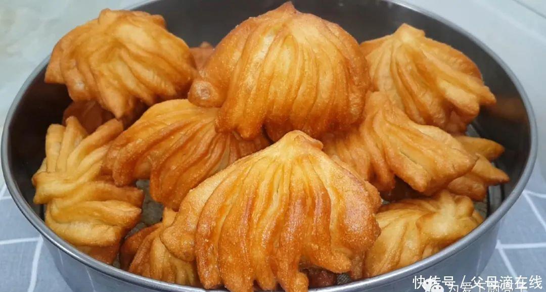 油炸小|面粉这么做才简单,锅里炸一下,既是油条又是面包,真的太香了