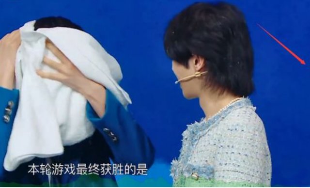 宋亚轩被惩罚淋水后，王牌家族无一人关心，只有黄晓明为其拿毛巾