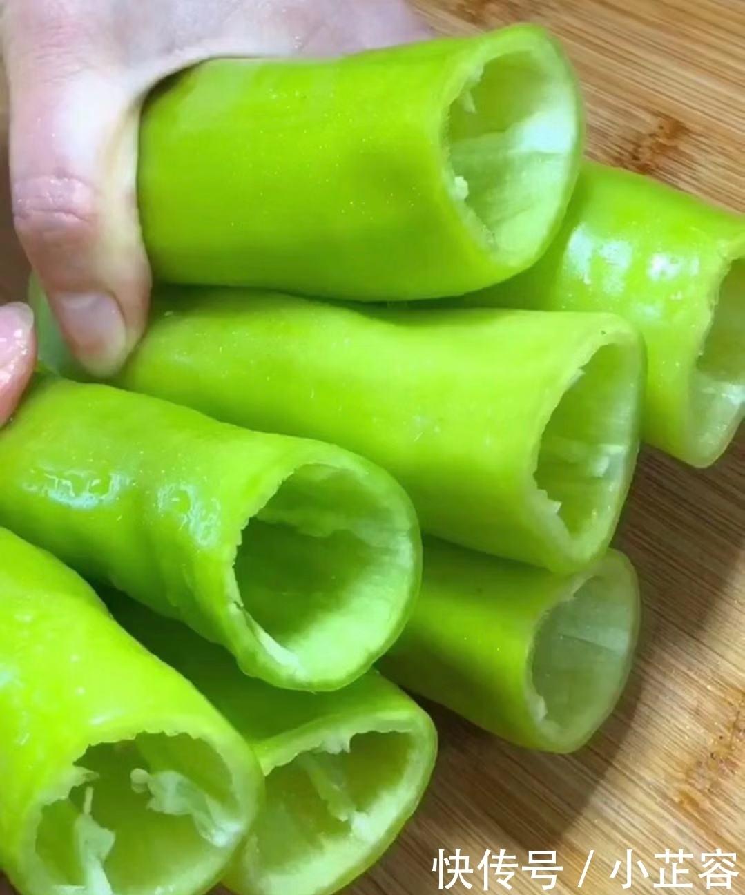 虎皮青椒酿肉,做法简单又快速,美味又解馋,闻着实在太香啦~