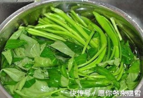 炒空心菜,别急着下锅,多做这一步,炒出来的颜色不发黑