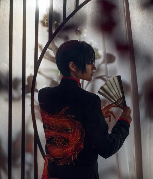 古董|言生cos《啞舍》老板,紅眼睛長頭發,感覺青春又回來了