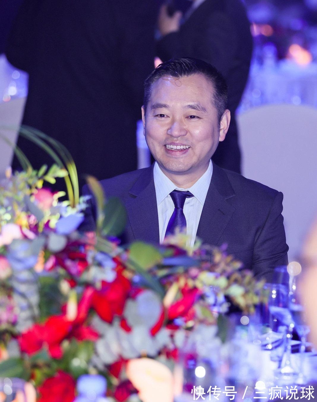 国乒|孔令辉一身正装亮相,与现场宾客豪爽干杯,重回国乒流言愈演愈烈