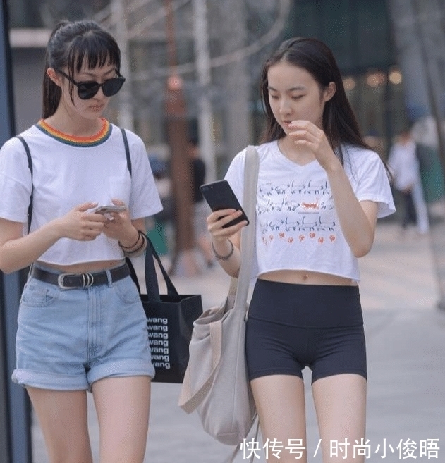 div “无痕”的瑜伽裤,搭配印花小短T,轻松营造大长腿,个性十足