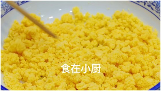 立秋多吃玉米面，往开水锅里一倒，瞬间变美食，比馒头简单还好吃