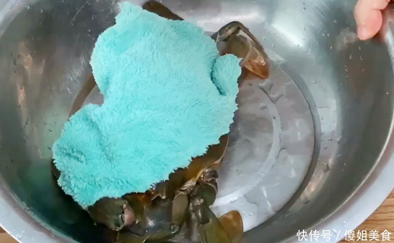 梭子蟹|保存螃蟹时，直接放冰箱是大忌，教你1个妙招，存放7天都鲜活好吃