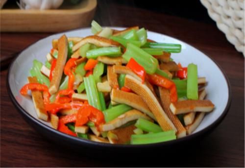 春天，多给孩子吃这菜，简单炒一炒，营养极高，孩子超爱吃