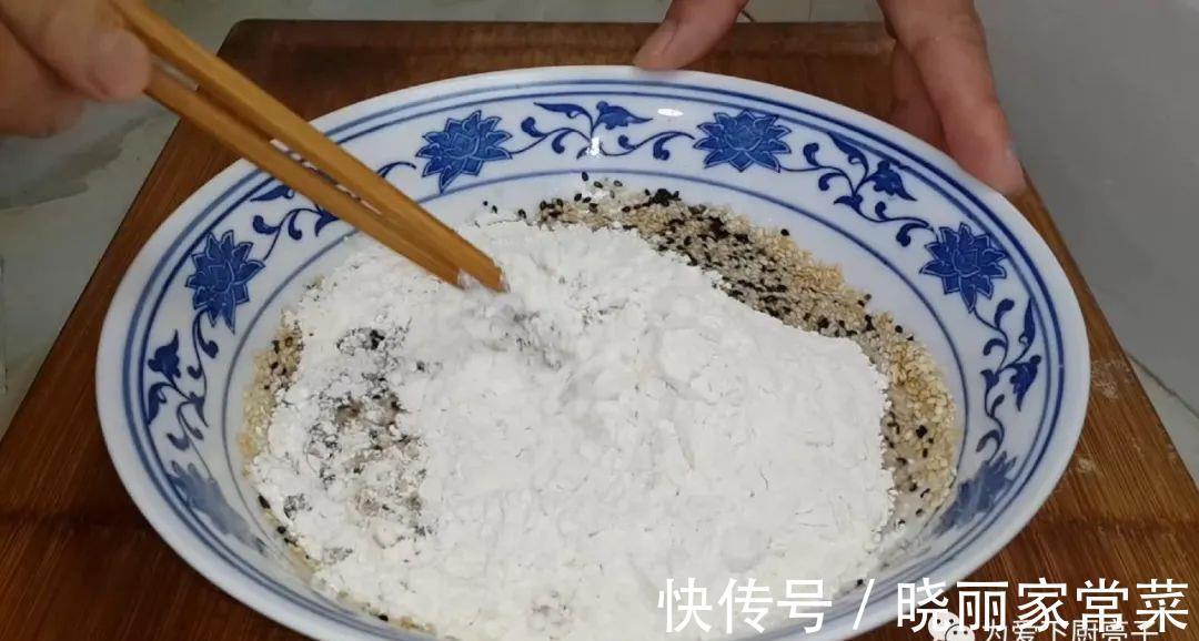 松软|芝麻饼干新做法，锅里一烙，松软香甜不加油，没烤箱也能一次成功