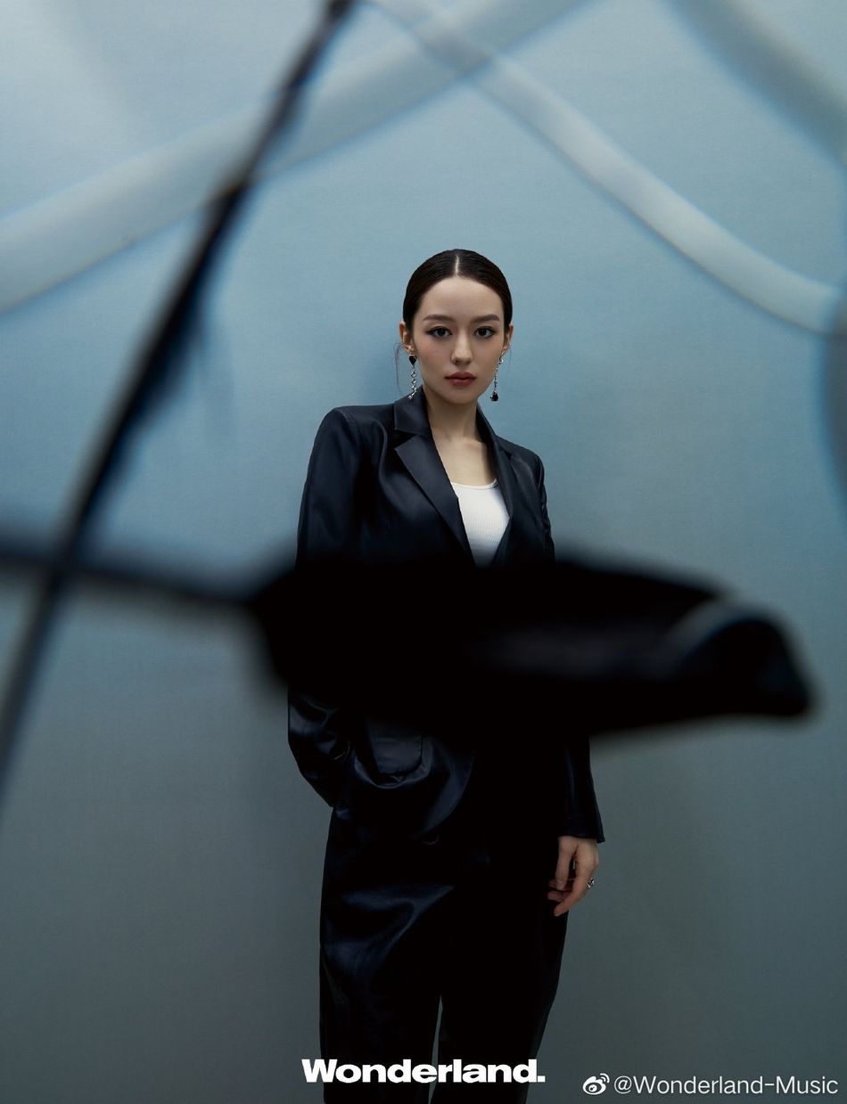 西服套装|吉娜穿黑色西服套装 五官精致气质绝佳