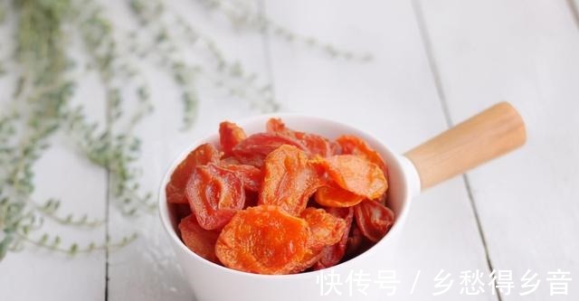 教你做酸酸甜甜的杏干,储存时间久,味道还好!