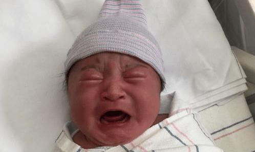 孩子|娃娃出生后只顾着笑,奶奶一巴掌将孩子打哭,医生却夸赞打得对