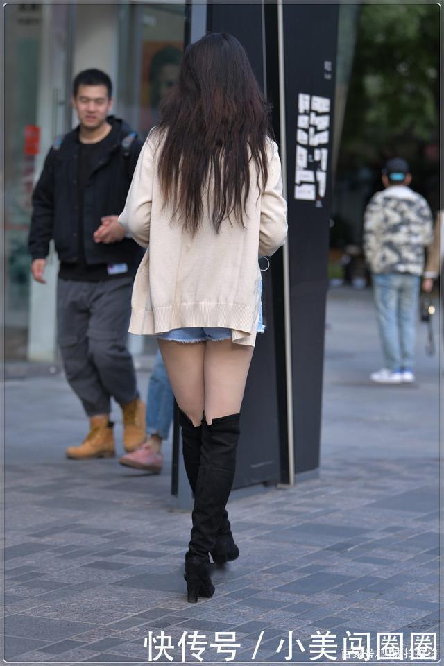 针织衫搭配黑色吊带,温柔似水,舒适又好看