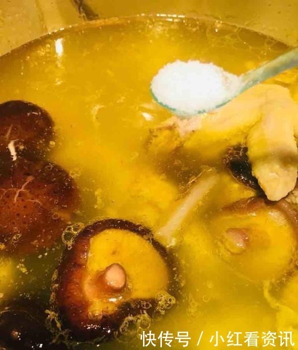 炖鸡汤时，加了这一步，鸡肉鲜嫩入味，汤更加鲜美，冬季别错过