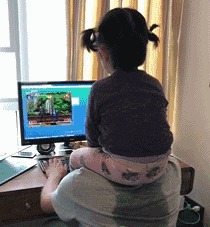 |搞笑GIF:赶紧拿纸给媳妇擦擦手啊,一点眼力都没有