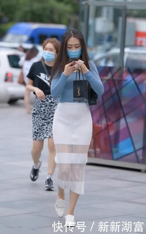 路人街拍，美女彩条的连衣裙帅气美观，剪裁精致面料也很高档