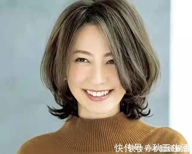 气质 发型不对颜值报废!五十岁女人记住三个减龄公式,显年轻又有气质