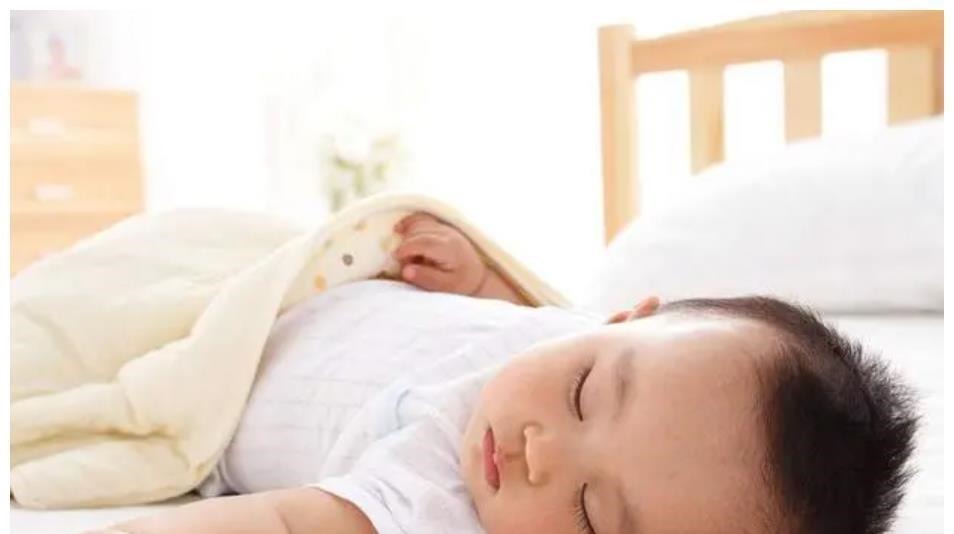 奶粉|为啥宝宝喝母乳频繁夜醒，喝奶粉却能一觉睡天亮？不止营养问题