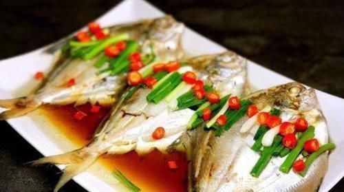 蒸鱼冷水还是开水上锅?教你正确做法,别再做错了,否则又腥又柴