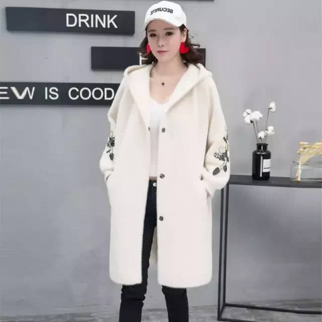 外套 女人再漂亮,出门别大衣配裙子,瞧今年主流貂绒外套,洋气忒保暖