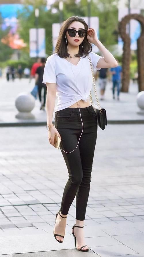 牛仔裤|简洁的白背心，搭配蓝色运动瑜伽裤，活力十足！