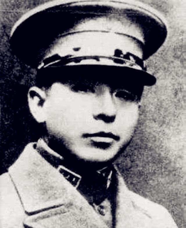 痛哭|张作霖死后9年才被下葬,其坟前跪了一人,痛哭说出4字,字字戳心