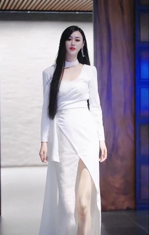 女人|仙仙的白色长裙，穿出了女人的干净一面，身材火辣又性感