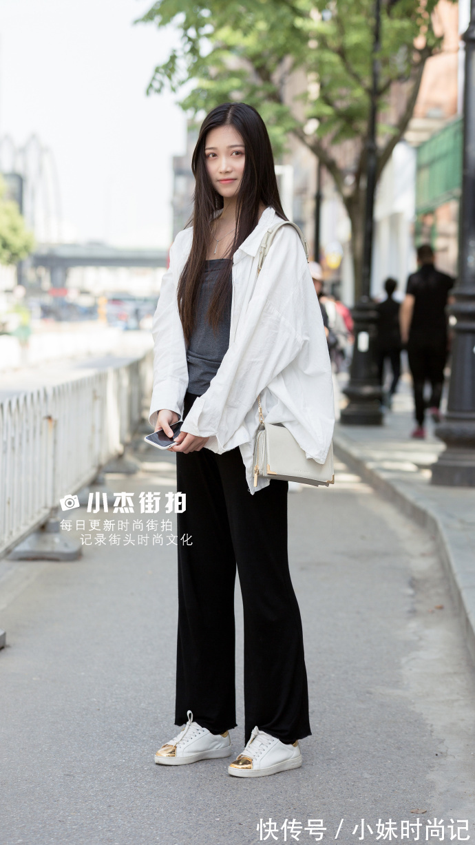 T恤|街拍,黑白条纹T恤搭配休闲阔腿裤,彰显活力与青春!