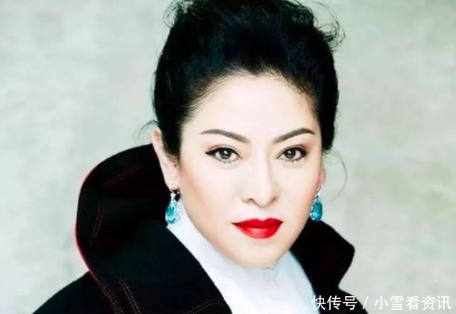 悄悄|向太家中佩戴宝石戒指,录节目时却悄悄摘下,戚蓝尹钻戒太抢镜