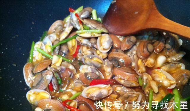 搭配|夏季必备的辣炒花蛤,香辣开胃,搭配一杯冰啤酒,生活美滋滋!