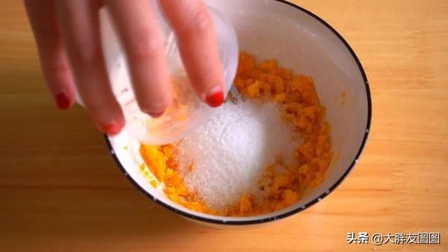 揭秘!奶黄包的家常做法,爆浆流心,软到捏不住