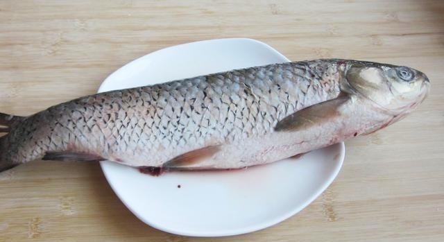 草鱼最过瘾的吃法,比酸菜鱼水煮鱼还好吃,做4斤大鱼,上桌就光