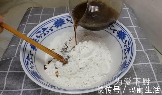 自制|自制麻花的做法，大厨教你详细步骤，香酥又掉渣，出锅孩子抢着吃
