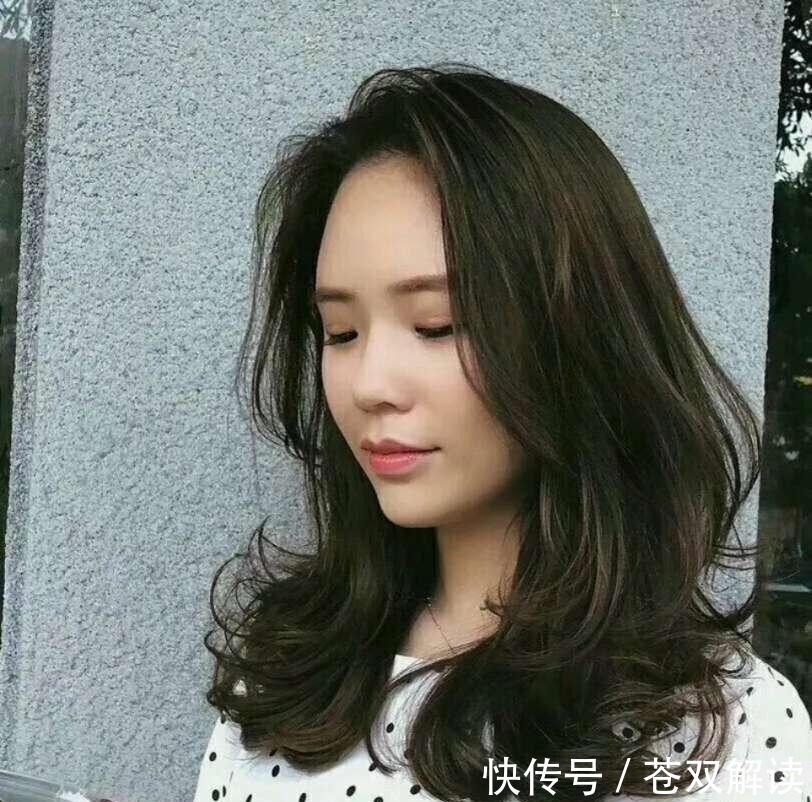 发型 40岁女人要避开四种发型,不仅显老还很土气,中长发比较适合