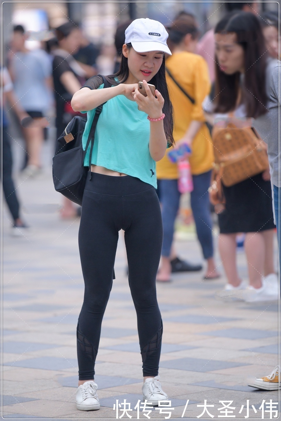 美女街拍蓝色露脐短袖,简单又舒适,活力四射