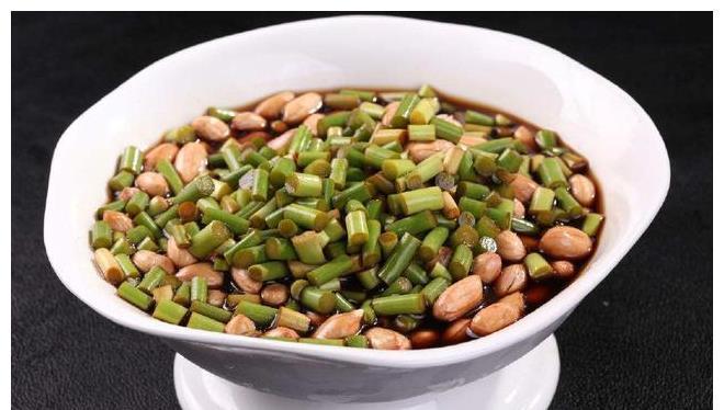 下饭|蒜薹不要再炒肉吃了,这样吃下饭还爽口,保你多吃两碗米饭!