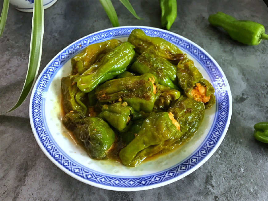 鲜美|青椒别再炒肉丝了，换个做法，咬一口，香辣鲜美，米饭都多吃一碗