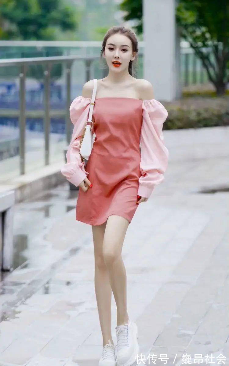 风格 时尚:短款上衣,搭配花边牛仔裙,清爽简约的同时又显可爱气质