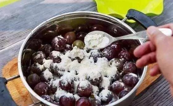 些水果|洗水果别只会用水洗,不妨加点“它”,洗得更干净,吃着更放心