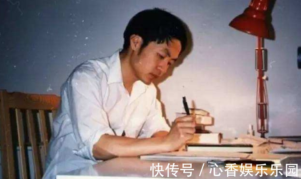 一代人#学生读“黑夜给了我黑色的眼睛”被家长训，顾城的诗真的不该读吗