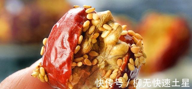 解馋|提醒中老年人花生瓜子要少吃,过年要吃这3种零食,解馋还健康!