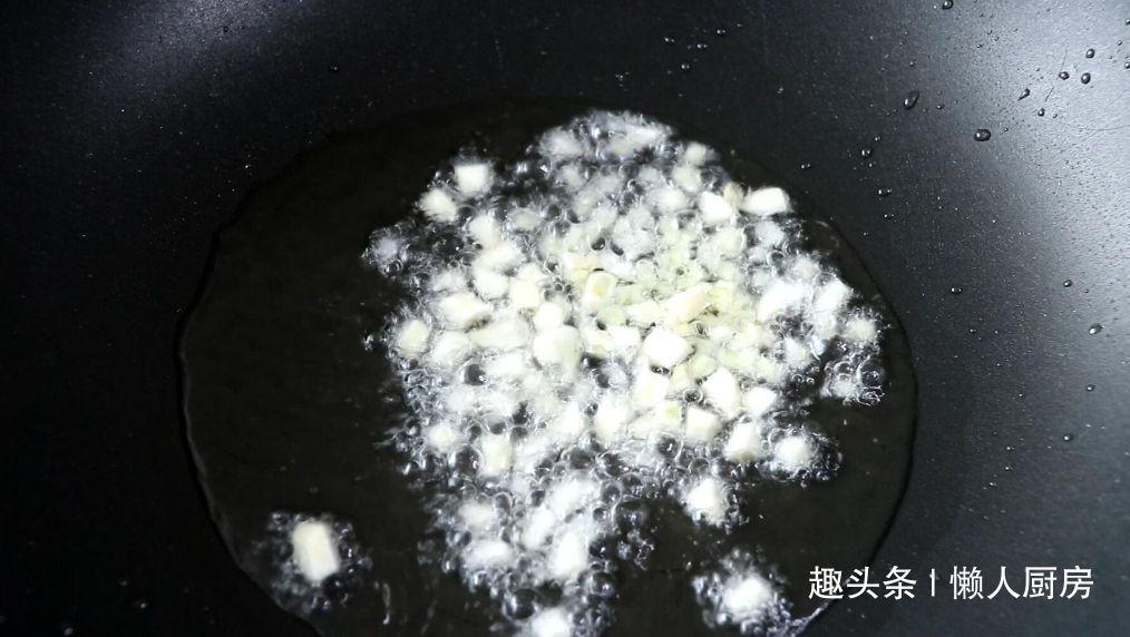 先蒸后炒,做出来的茄子不吸油,配上牛肉末一起炒,下饭好吃